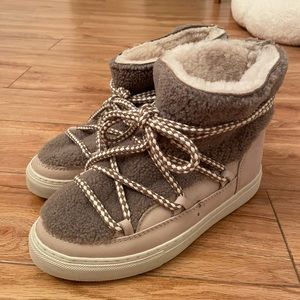 Inuikii Curly Shearling Sneakers 
Taupe size 39